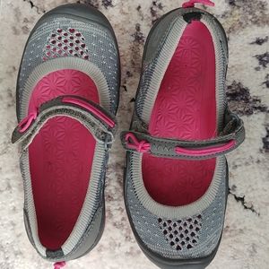 Like New Keen pink/gray slip on w strap